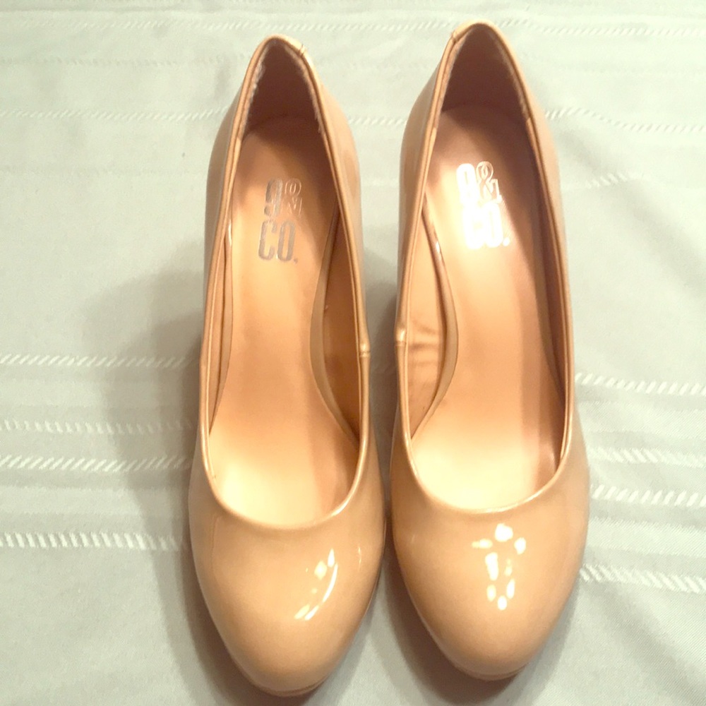 Nude dress pumps